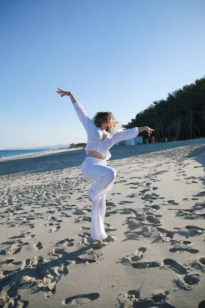 Calabrian Sahilinde Profesyonel Dans Eden Kız Yaz Tatilinde Okyanus kenarında .