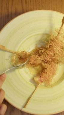 Yemek yiyen bir kadın için beyaz tabak ve gurme karides tarifi. . 