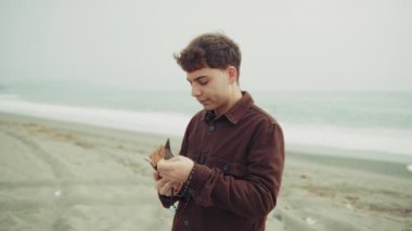 Hristiyan adanmış adam sahilde diz çöküp dua etmeye başlıyor.. 