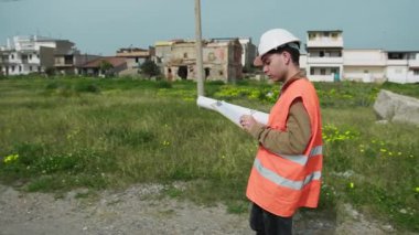 Bina Mühendisi Çalışırken Not Yazıyor . 