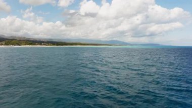 Bir yaz günü Mavi Okyanusun Yavaş Dalgaları.