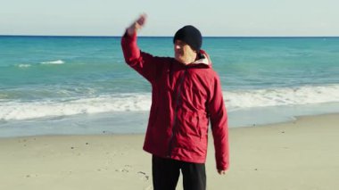 Ceketli Adam Deniz Tarafındaki İnsanlara Dalga Geçiriyor.