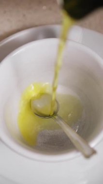 Evde öğleden sonra bir fincana koyulan bitki çayını rahatlatmak..