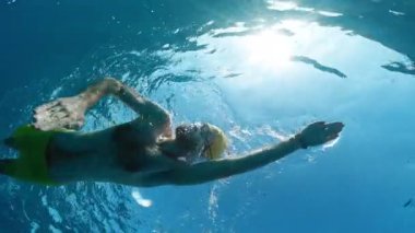 Göldeki yoğun eğitim sırasında yüzücünün sualtı görüntüsü . 