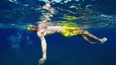 Okyanusta Yüzen Sporcu Sırtüstü Yüzüyor. 
