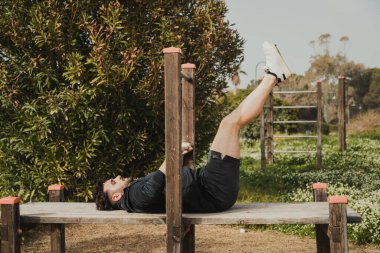 Şehir Parkı Yapıları Kullanılarak Yoğun Egzersiz Yapan Adam. 