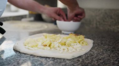 Mutfakta Ahtapotla Pizza Hazırlayan Profesyonel Aşçı. 