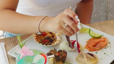 Pişmiş ve çiğ balığa dayalı aperatif seçimi.