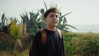 Rahatlamış ve mutlu bir adam deniz kenarında yürüyordu. . 