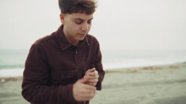 Adam kışın kıyıda dua ederken ağlıyor. .