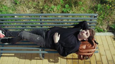 Okuldan sonra parkta uyuyan yorgun öğrenci.. 