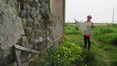 Projeye ve yeniden inşa edilecek binaya bakan mimar. 