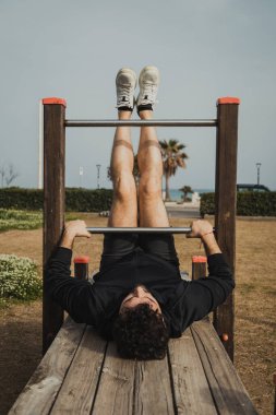 Şehir Parkı Yapıları Kullanılarak Yoğun Egzersiz Yapan Adam. 