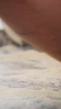 Şef un ile Pizza Hamuru 'nu modelliyor.. 