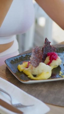 Yaz boyunca restoranda balık ve soğanlı leziz bir gurme. .