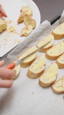 Ev Mutfağında, Bir Kadın Tipik Cantucci Tatlı Yemeğini Pişirmeden Önce Keser.