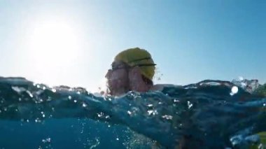 Yüzeye yakın Okyanusta Profesyonel Yüzücü Eğitimi. 