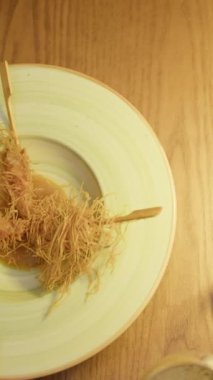 Restoran masasına karides tabağını getiren garsonun eli. . 