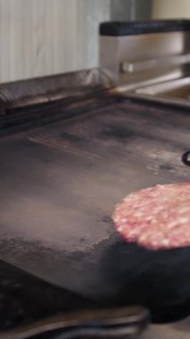 Şef, Burger Etini Mutfak Izgarasına Koyuyor. 