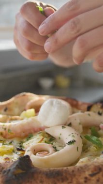 Ahtapotlu Bir Gurme Pizza İçin Çiğ Basil Tepesi . 