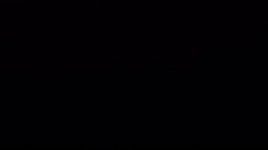 Siyah üzerine cam gökkuşağı prizmasından gerçek ışık sızıntısı.