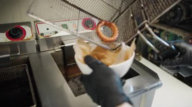 Soğan halkaları pişmiş ve servis edilmeye hazır. .