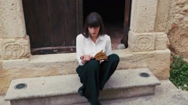 Kilisenin girişinde İncil okuyan bir kadın.. 