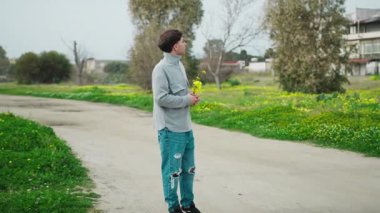 Aşık Adam Sevgililer Günü 'nde Sarı Çiçeklerle Eve Yürüyor . 