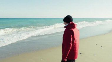 Yaşlı Adam Kışın Denize Taş Atar.