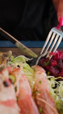 Kumsaldaki gurme çanağının içindeki istiridye ve karidesler. . 