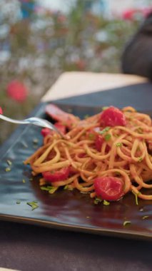 Lezzetli spagetti tabağı Balık ve domatesli gurme. 