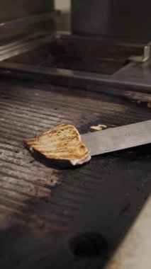 Şef ızgara kılıçbalığını aldı ve tabağa koydu. .