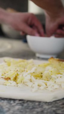 Mutfakta Ahtapotla Pizza Hazırlayan Profesyonel Aşçı. 