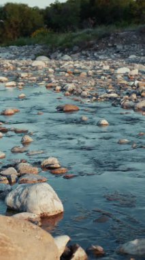 Calabria 'daki kayaların arasından akan nehir Dini bir rahatlama hissi veriyor..