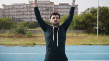 Adam parkta basketbol maçından önce nefes egzersizi yapıyor.. 