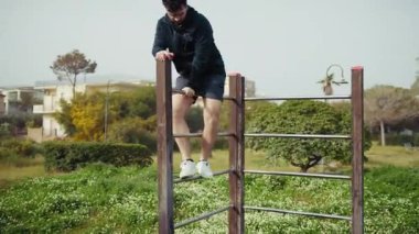  Adam spor yaparken park yapılarına tırmanıyor.. 