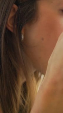 Restoranda yaz yemeği için deniz ürünleri spagettisinin tadını çıkaran bir kadın.. 