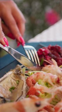 Çatal ve Bıçakla Limonlu Karides Gourmet Dish . 