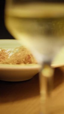 Akşam yemeğinde restoranın tabağını servis eden garson. . 