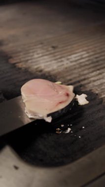 Şef, Izgara İçin Kılıçbalığı Dilimliyor . 