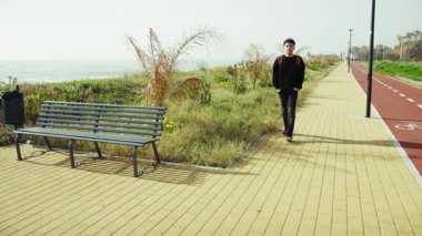 Yürüyüşten sonra deniz kenarındaki bankta bir adam var.. 