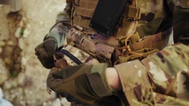 Asker, Yoldaş Köpek Etiketini Çantaya Koyuyor. 