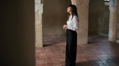 Eski bir Kilisenin Güzelliği Dindar Kadını Şaşırttı.