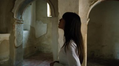 Eski kilise sunağının önünde Dindar Bir Kadın. 