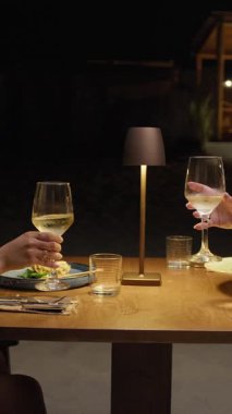 Tatil köyündeki yemek sırasında şarap kadehiyle tezahürat yapan iki arkadaş. . 