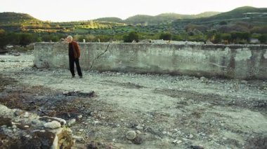 Doğal Harabelerin Arasında Yürüyen Yaşlı Adam.