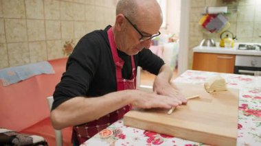 Kel Adam Öğle Yemeği İçin Ev Yapımı Makarna Hazırlıyor.