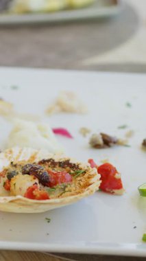 Gurme Balık Aperatifi Tabağın İçinde Neredeyse Tamamlandı . 