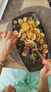 Yaz restoranı masasında midyeli spagetti tabağı ve midye. . 