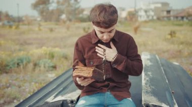 Doğada İncil 'le dua eden mutlu ve neşeli adam. . 